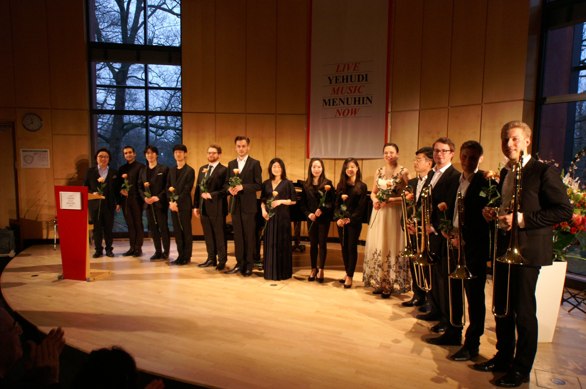 Stipendiatinnen und Stipendiaten nach einem Benefizkonzert auf der Bühne